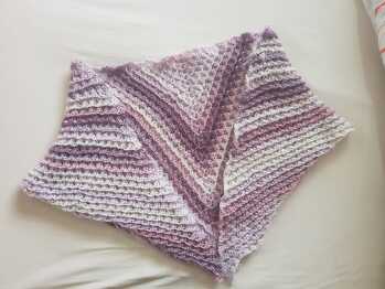 1,70 cm x 60 cm groß.  400gr Wolle = 1000m mit einer 3mm Häkelnadel