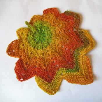 Ich habe das Blatt mit Sockenwolle im herbstlichen Farbverlauf (Jawoll Magic Degradé Fb 59)  und einer Häkelnadel 2,0 mm gehäkelt.
Jetzt möchte ich den Farbverlauf noch etwas optimieren, so dass das Rotbraun außen ist.