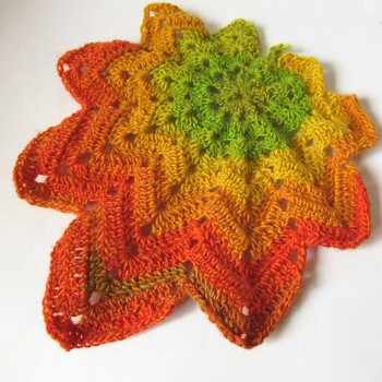 Das Blatt macht wirklich süchtig! Diese zweite gefällt mir noch besser, weil der Farbverlauf natürlicher verläuft - von grün nach rot.