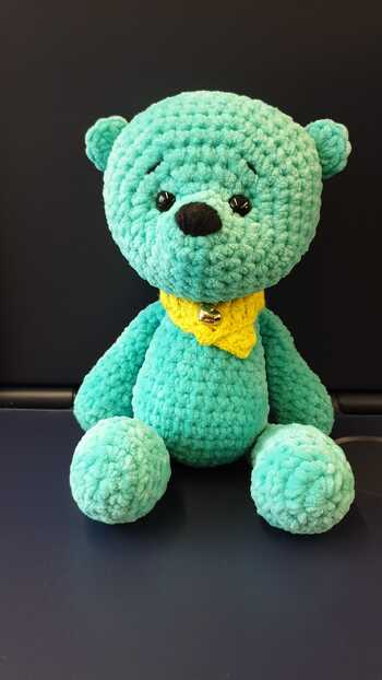 Hat super gut geklappt!
Mein erstes gehäkeltes Kuscheltier, ich mache normalerweise nur Tücher und Decken.
Er ist mega süß geworden und ich hätte ihn fast für mich selbst behalten. 😆