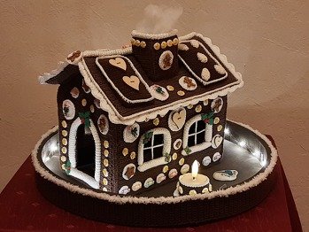 Das hat super geklappt und viel Spaß gemacht!
Hab zusätzlich noch einen passenden Teelichthalter gehäkelt und ein Tablett bemalt und umhäkelt, damit das Prachtstück auch die passende Umgebung hat. Auf den Rand kommen dann irgendwann auch noch ein paar Knöpfe :-)