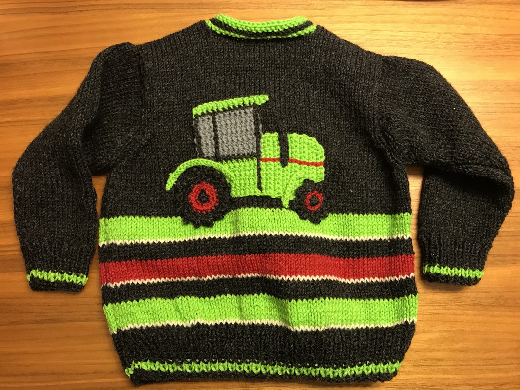 Strickjacke mit Trecker-Applikation