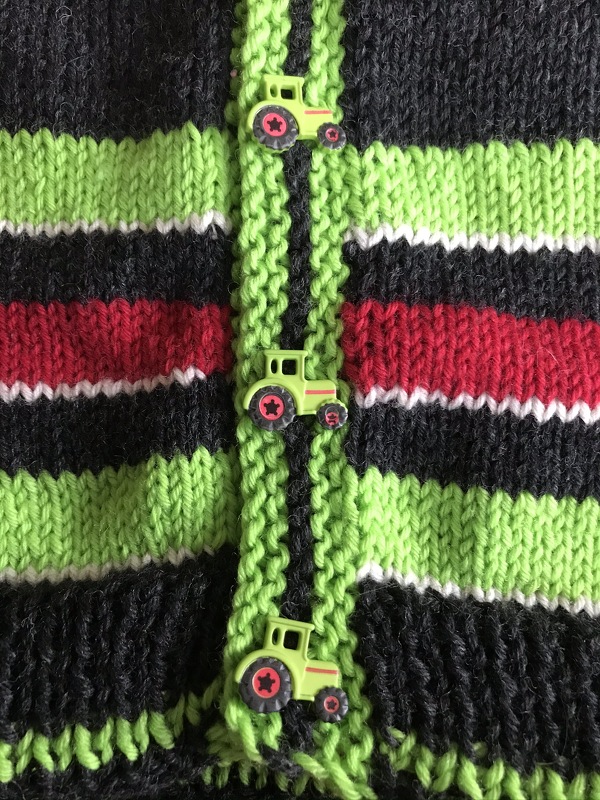 Strickjacke mit Trecker-Applikation