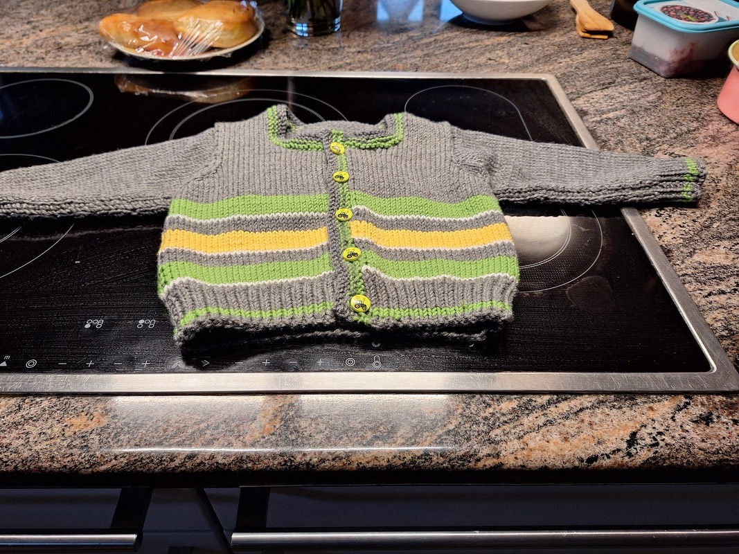 Strickjacke mit Trecker-Applikation