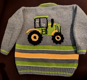 Die Anleitung war sehr gut. Ich habe das Modell etwas abgeändert.
#stricken
#Kinderjacke
#Traktorapplikation
