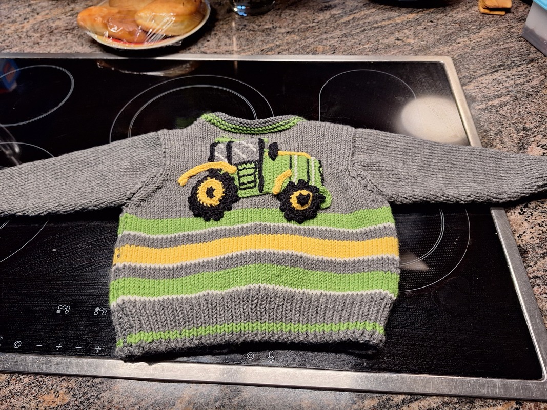 Strickjacke mit Trecker-Applikation