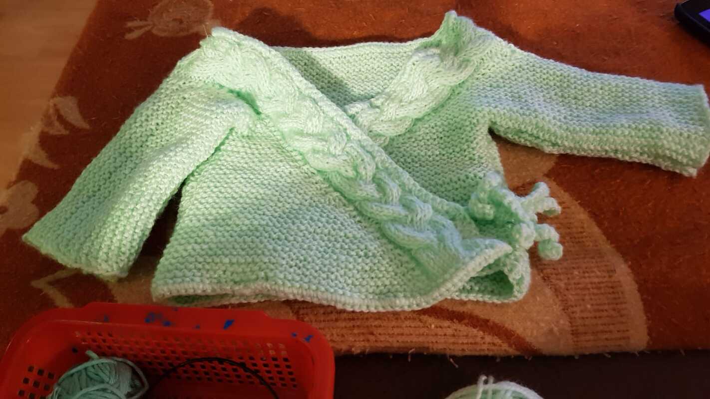 Strickanleitung Wickeljäckchen und Mütze für Babys - 0 bis 6 Monate Gr. 50/56 bis 62/68