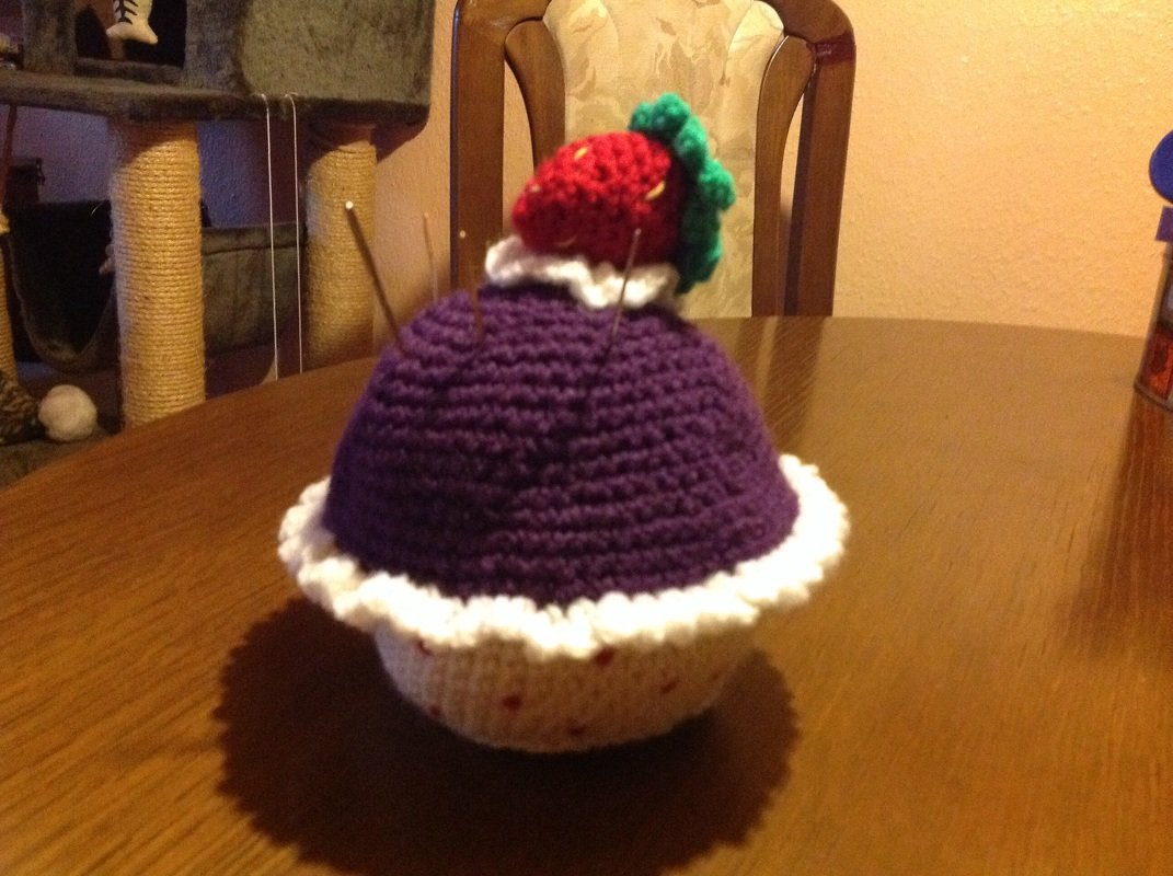 Häkelanleitung (026): Erdbeer-Muffin Nadelkissen