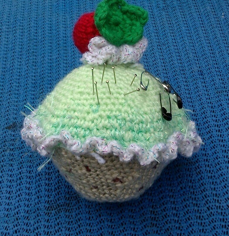Häkelanleitung (026): Erdbeer-Muffin Nadelkissen