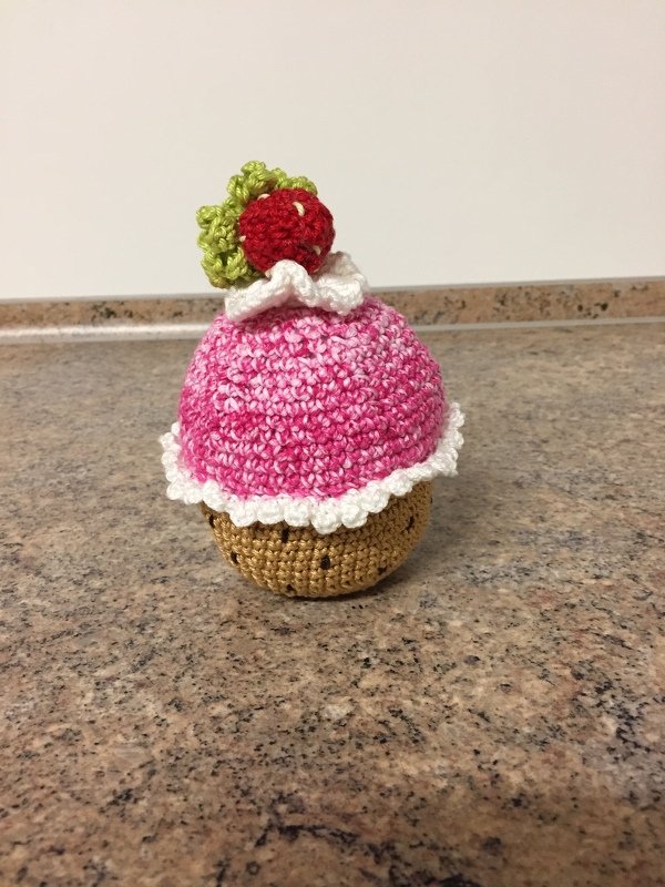 Häkelanleitung (026): Erdbeer-Muffin Nadelkissen