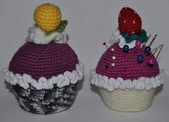 Für das Nadelkissen kann man auch wunderbar Wollreste verwenden. Ich habe im unteren Teil eine runde Plastikscheibe eingeklebt und mit etwas Reis gefüllt und dann erst die Füllwatte reingesteckt, damit es Stand hat. Ich bin begeistert von der Anleitung, vielen Dank dafür.