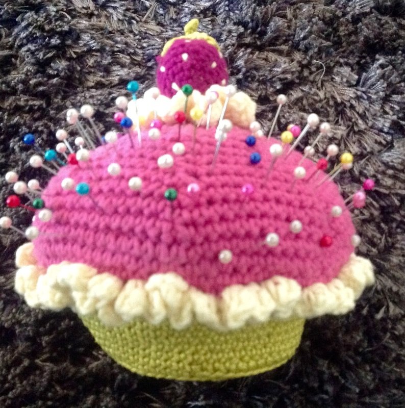 Häkelanleitung (026): Erdbeer-Muffin Nadelkissen