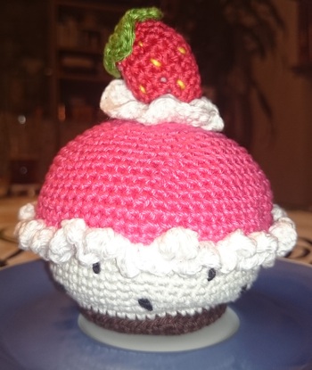 Ich habe rund gehäkelt. Hat sehr gut geklappt. :-)  Hatte allerdings nicht das passende Garn, sieht also etwas anders aus.