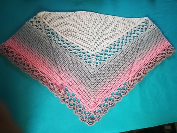 Wunderschönes Tuch. Habe das große gemacht. Sehr tolle Häkelschrift und schriftliche Anleitung mit Bildern, schön beschrieben und daher auch für Anfänger zu schaffen.