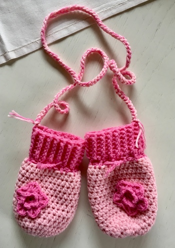 Hat alles gut geklappt, schöne Anleitung. Hab noch ein Band dran gehäkelt, damit kein Handschuh verloren geht.