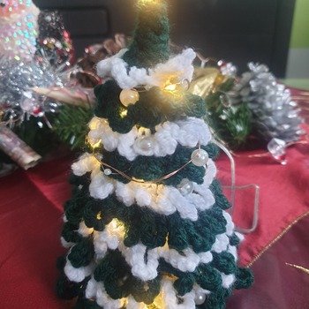 Tataaaaa.....so schön. Ich liebe meinen kleinen Weihnachtsbaum jetzt schon. Die Lichterkette war etwas fummelig, aber es hat sich gelohnt. Zur Stabilisierung habe ich einen Papiergeld gebastelt,  auf dem er nun ruht.