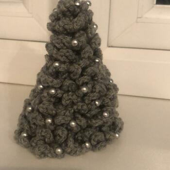 Grey DK wool with silver baubles.  Picture doesn't do it justice really.