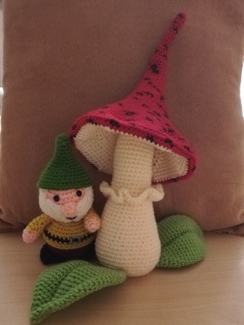 Danke für den lieben Gartenzwerg. den Pilz habe ich von Dinegurumi