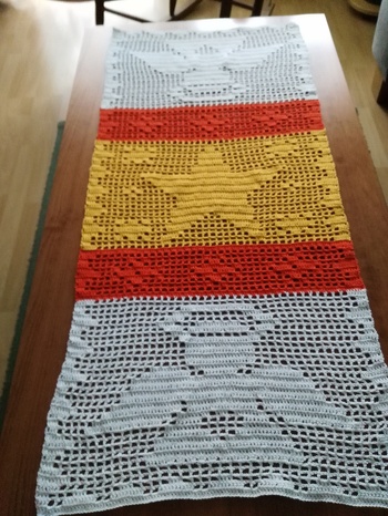 Mein 10ter Läufer von Häkelweltmitherz. Hat wieder mega Spaß gemacht. Nicht so meine Farben, aber meine Schwester liebt sie.