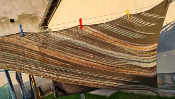 Super Anleitung, leider hätte ich bei 2x Uni bleiben sollen, durch die gemusterte Wolle kommen die Stripes nicht ganz so toll raus. Werde es wohl nochmal in Uni machen müssen 😇