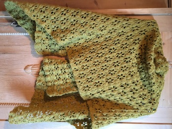 Genau in dieser Jahrezeit liebe ich meine Wüstenblume.....leicht und doch angenehm zum um die Schulter zu tragen, so richtig zum einkuscheln.