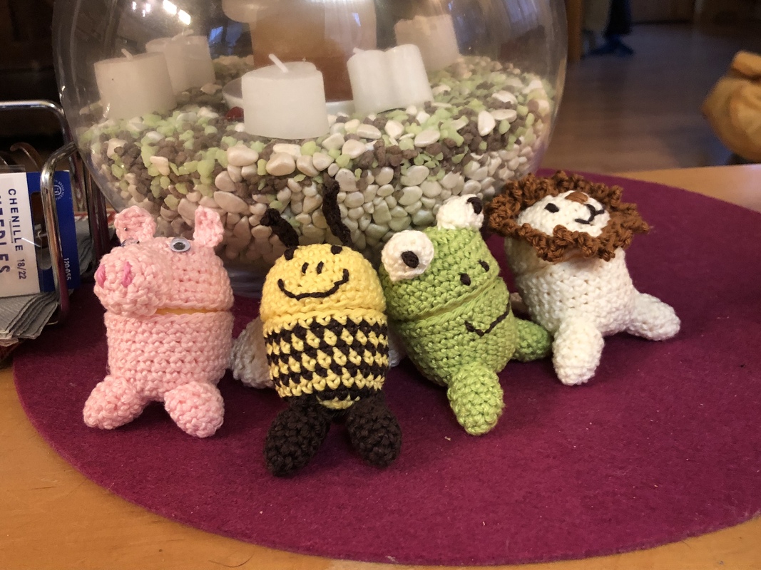 Schlüsselanhänger und Lollyhülle Ü-Eier Häkelanleitung