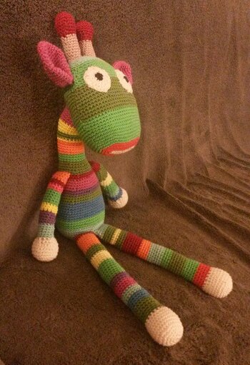 Die Anleitung war super. Alles ganz genau erklärt und man kommt auch ohne große Häkelerfahrung zurecht.
Leider erfährt man erst, wie groß das Tierchen wird, wenn man die Anleitung gekauft hat. Das finde ich sehr schade, denn Gustav ist mir eindeutig zu groß! In der Anleitung sind dann 40 cm angegeben, mein Gustav misst 50 cm von der Fußspitze bis zu den Hörnern und das, obwohl ich nicht besonders locker gehäkelt habe und auch die angegebene Wolle verwendet habe.