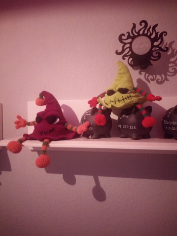 Der verhexte Hut, einmal in lila und in grün.