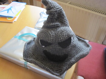 Ich habe nur den Hut für einen Harry- Potter- Fan gehäkelt. Der sitzt jetzt auf einer Tasse mit der sehr wichtigen Frage 
