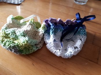 Ich habe das Schnullersäckchen schon vor ein paar Jahren einmal gehäkelt; dieses Jahr gleich zwei für meinen ersten Enkel.