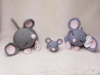 Die Anleitung ist phantastisch. Wie Ihr seht bin ich schon geringfügig süchtig  :-). Jetzt habe ich eine süße Spitzmausschmusetuchfamilie.