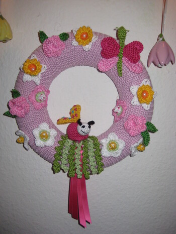 Hat Super Spaß gemacht den Kranz zu gestalten. :) Und kam super als Ostergeschenk an. :)
Ich habe mit einem 25 cm Kranz gearbeitet.