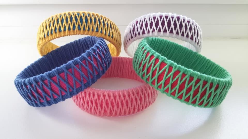 Armreif basteln - moderner Armschmuck aus PET-Flaschen und Garn - Modell &quot;Criss-Cross&quot;