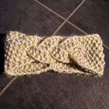 Liebe Strickerinnen , wer kennt oder hat die Anleitung zu diesem Stirnband? Ich habe es selbst schon einmal gestrickt, finde aber leider die Anleitung nicht mehr. Gruß Mechthild