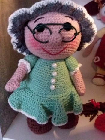 Es hat richtig Spaß gemacht, nach dieser  Anleitung die Oma zu häkeln. Ich hatte nur keinen vernünftigen Draht für die Brille.
Danke für die tolle Idee.