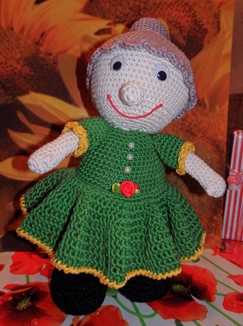 Oma Rosl wurde bei mir zu Oma Hertha. Das Nacharbeiten hat Spaß gemacht. Ich hoffe, man erkennt den Pepp, den die 91jährige Dame noch hat...zwinker.