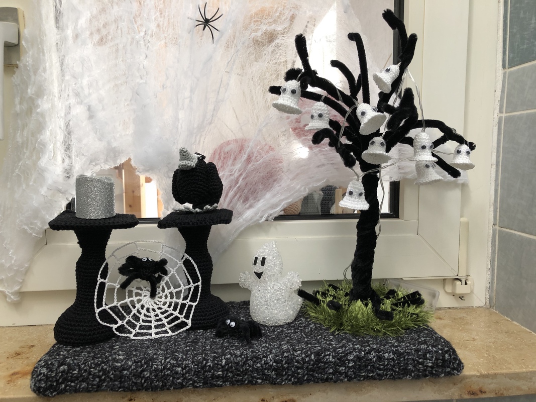 Trick or Treat - Zombie Waldemar with coffin - crochet pattern