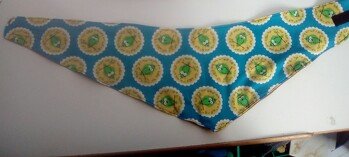 Als kleine Überraschung für den Hund meiner Schwester, habe ich mich entschieden dieses Halstuch zu nähen. Die Anleitung ist wirklich sehr einfach zu verstehen und umzusetzen.