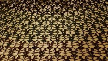 Leicht verständliche Anleitung. Plus Häkelschrift.
Unbedingt spannen, damit das Muster schön zur Geltung kommt.