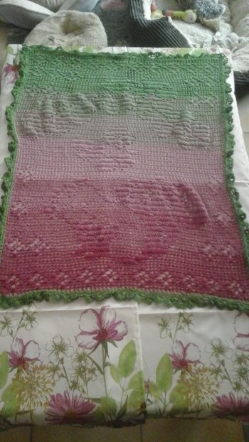 Ein wunderschöner tischläufer echt schön nachzuhäkeln. Hab nur den Rand nicht ganz fertig gemacht da mein Tisch zu klein ist.