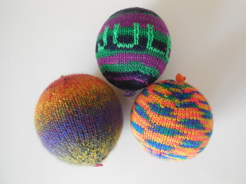 Hier meine neuesten Kreationen! Ich weiss gar nicht wieviele Luftballonhüllen ich schon gestrickt habe. Sie sind immer ein ganz besonderes Geschenk und kommen super an. Sie sind im Nu gestrickt und gerade für die kommende Badesaison ideal als Wasserball. Und meine Reste kann ich auch noch sinnvoll verbrauchen. Danke nochmal für die tolle Anleitung!