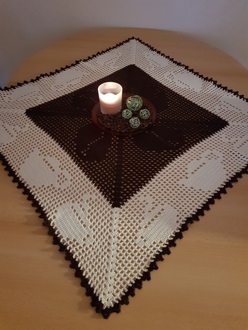 Ist eine schöne Tischdecke geworden. Sie ziert jetzt unseren Stubentisch.