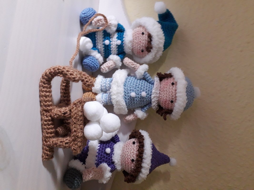 4 Winterkinder im Schnee + Anleitung für DIY Deko Schneekugeln