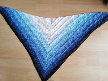 Ein tolles Tuch. Ich habe einen Bobbels Twirls mit 800 m von Cotton Kings in blue moostone verwendet.