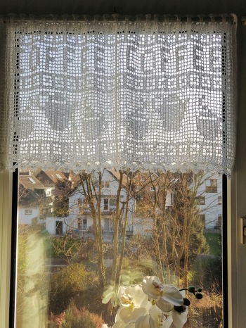 Das ist mein neues Gardinchen für mein winziges Küchenfenster. Ich habe das obere Drittel weggelassen, weil sonst die Küche wegen der Längezu dunkel wird. Unten habe ich noch ein kleines Börtchen angehäkelt. Verbraucht habe ich knapp 100g Häkelgarn Häkelstar100 von Pro Lana. Danke liebe Heike für die wie immer tolle Anleitung. Hat sehr viel Spaß gemacht.