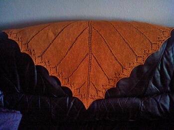 supergute Anleitung zum Einstieg in die Lacetechnik....hat gut funktioniert und ich sitze grad schon an einem zweiten, komplizierterem Tuch