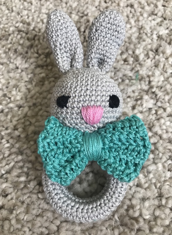 Häkelanleitung Babyrassel Hase"Gehopse"