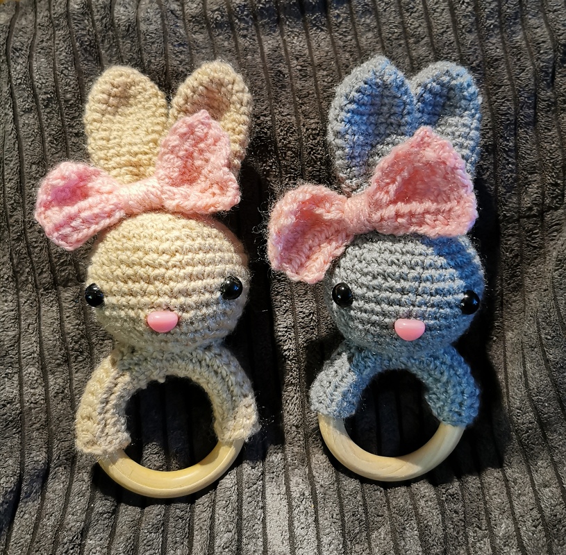 Häkelanleitung Babyrassel Hase"Gehopse"