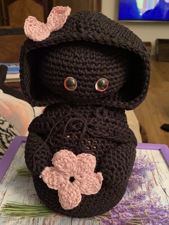 Dieses kleine Sensenmädchen durfte ich häkeln, nach der schönen Anleitung. Hat viel Spaß gemacht. Sie ist etwas molliger als das Original, weil ich sie mit Kirschkernen gefüllt habe.