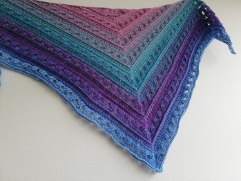 Meine Louise, aber mit 3fach Stb, hinten gekreuzt.
Die Anleitung ist sehr gut geschrieben und super verständlich. ♥️